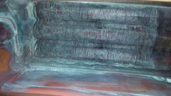 camara de combustao do aquecedor a gás descabonizada, após limpeza e manuntencao.